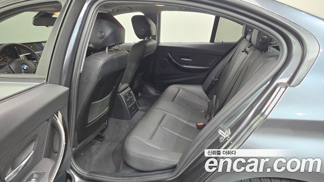 BMW 3-Series 2018 — photo 11