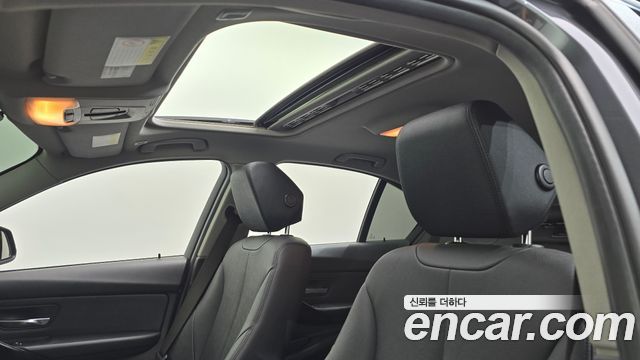 BMW 3-Series 2018 — photo 17