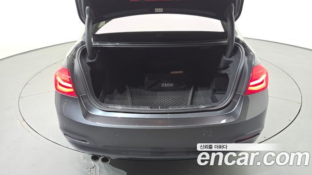BMW 3-Series 2018 — photo 18