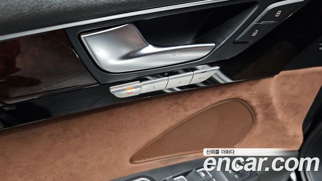Audi A8 2011 — photo 17