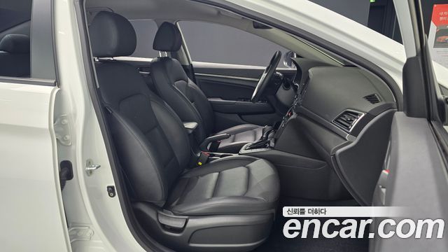 Hyundai AVANTE 2018 — photo 13