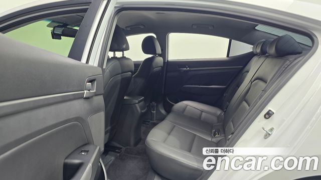 Hyundai AVANTE 2018 — photo 18