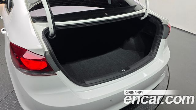 Hyundai AVANTE 2018 — photo 24
