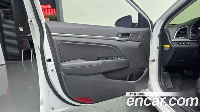 Hyundai AVANTE 2018 — photo 14