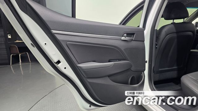 Hyundai AVANTE 2018 — photo 15