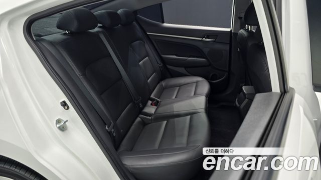 Hyundai AVANTE 2018 — photo 16