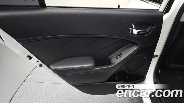 Kia K3 2013 — photo 15