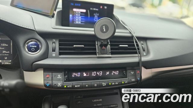 Lexus CT200h 2020 — photo 11