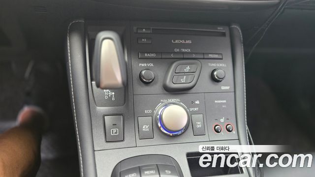 Lexus CT200h 2020 — photo 12