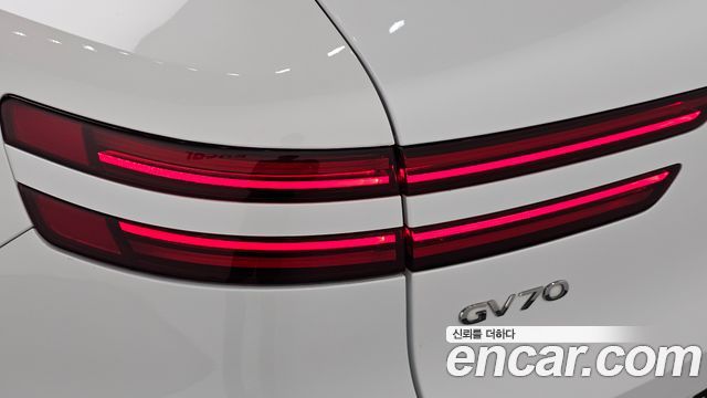 Genesis GV70 2023 — photo 9
