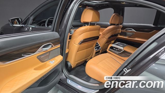 BMW 7-Series 2020 — photo 18