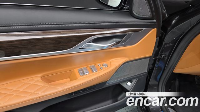 BMW 7-Series 2020 — photo 29