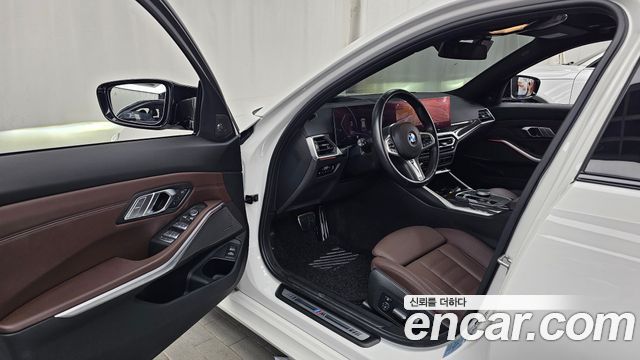 BMW 3-Series 2023 — photo 13