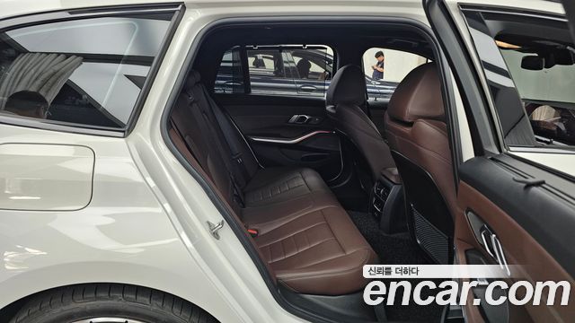 BMW 3-Series 2023 — photo 17