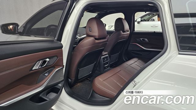 BMW 3-Series 2023 — photo 18