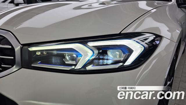 BMW 3-Series 2023 — photo 8