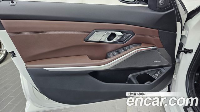 BMW 3-Series 2023 — photo 14