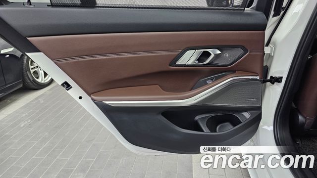 BMW 3-Series 2023 — photo 15