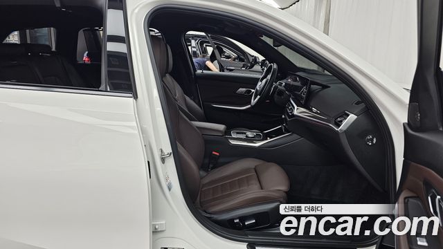 BMW 3-Series 2023 — photo 16