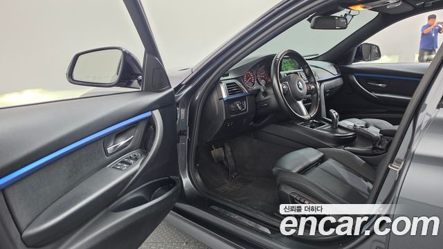 BMW 3-Series 2018 — photo 13
