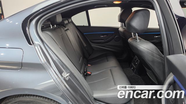 BMW 3-Series 2018 — photo 17