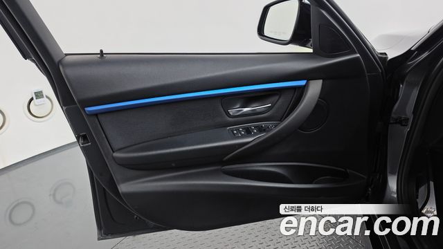 BMW 3-Series 2018 — photo 14