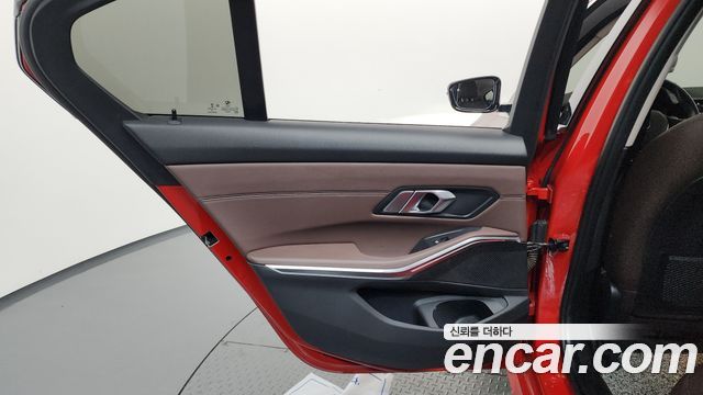 BMW 3-Series 2019 — photo 15