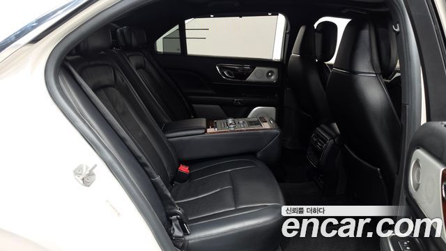 Lincoln Continental 2017 — photo 12