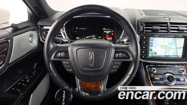 Lincoln Continental 2017 — photo 13
