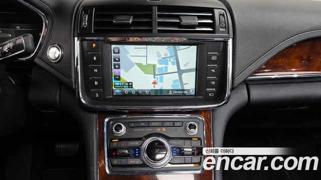 Lincoln Continental 2017 — photo 14
