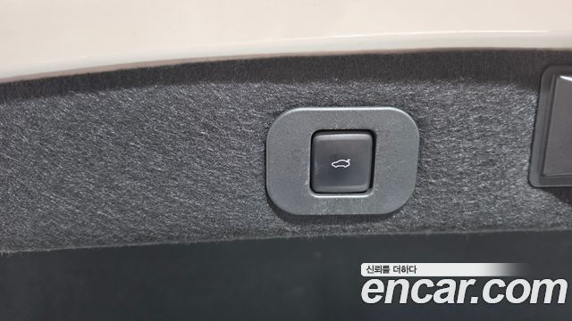 Lincoln Continental 2017 — photo 20