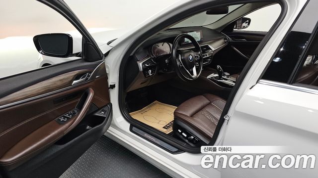 BMW 5-Series 2018 — photo 10