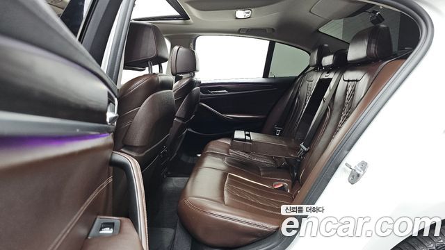BMW 5-Series 2018 — photo 11