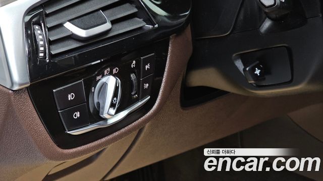 BMW 5-Series 2018 — photo 13