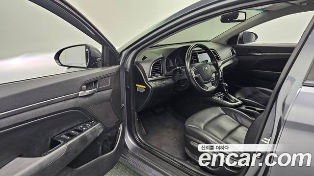 Hyundai AVANTE 2017 — photo 10