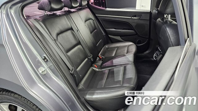 Hyundai AVANTE 2017 — photo 11