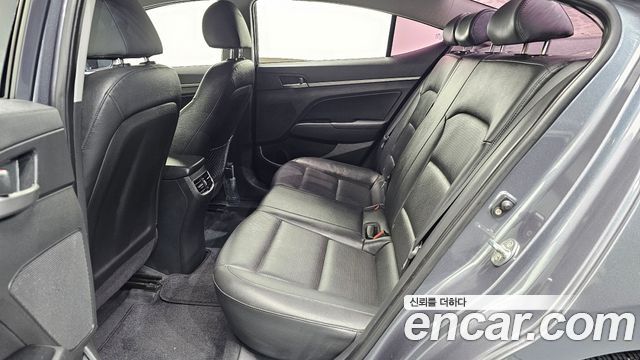 Hyundai AVANTE 2017 — photo 12