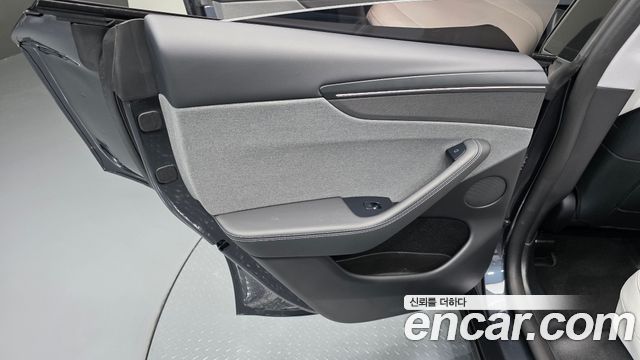 Tesla Model Y 2025 — photo 15