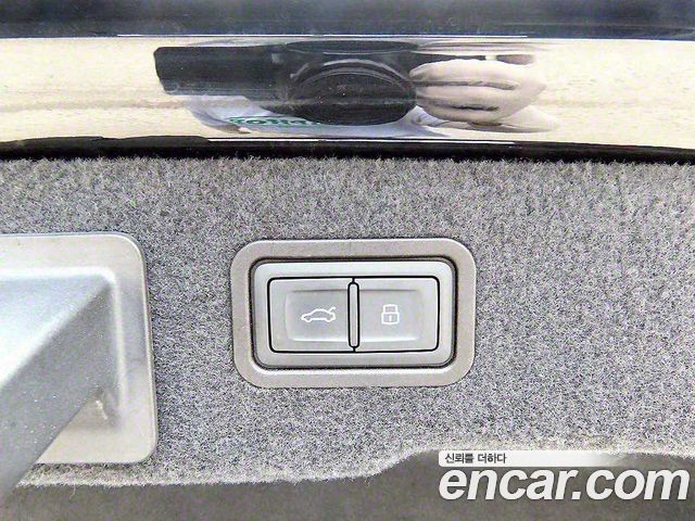 Audi A8 2020 — photo 18