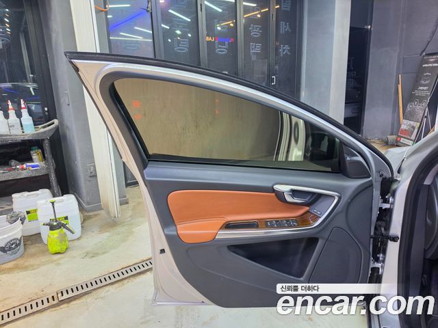 Volvo V60 2012 — photo 16