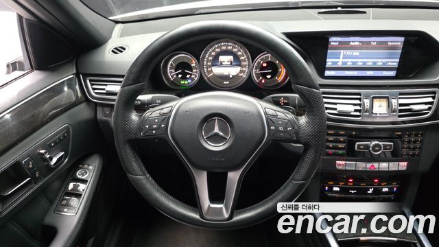 Mercedes-Benz E-Class 2014 — photo 13