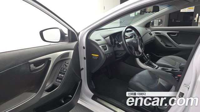 Hyundai AVANTE 2016 — photo 13