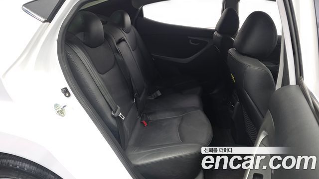 Hyundai AVANTE 2016 — photo 17
