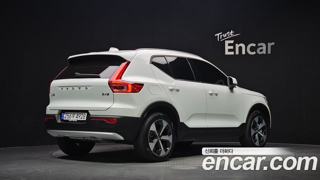 Volvo XC40 2025 — photo 2