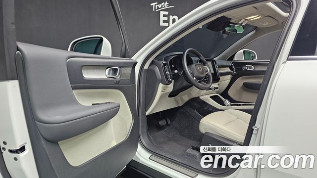 Volvo XC40 2025 — photo 13