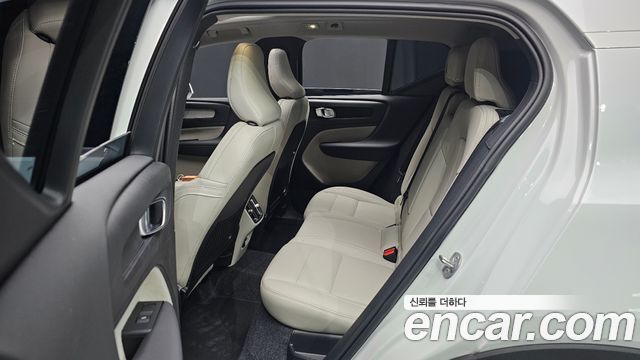Volvo XC40 2025 — photo 18