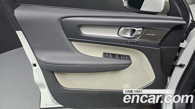 Volvo XC40 2025 — photo 14