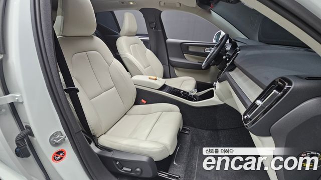 Volvo XC40 2025 — photo 16