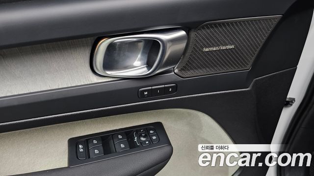 Volvo XC40 2025 — photo 36