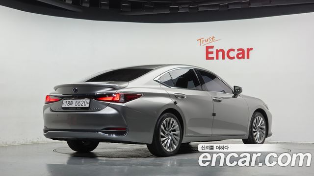 Lexus ES 2019 — photo 2